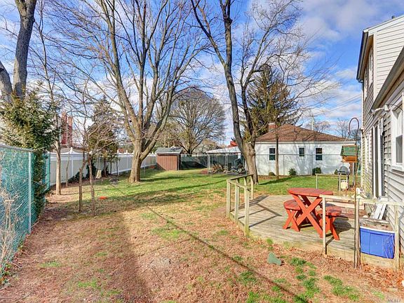 5th image of 540 Secatogue Ave