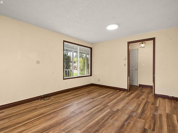 4th image of 1013 SE 125th Ave