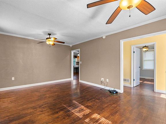 4th image of 126 Elmwood Blvd