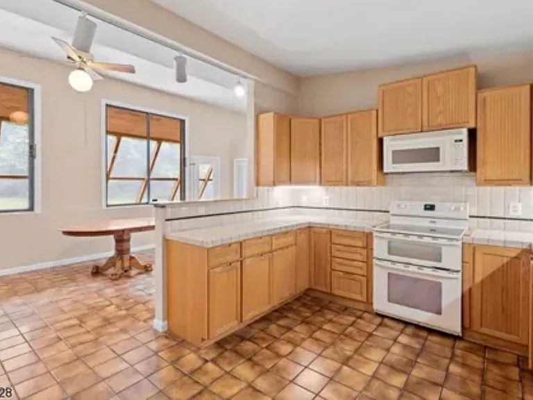 621 Valley Rd — Photo 18