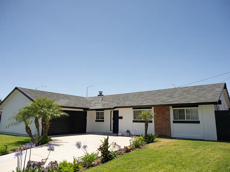 1386 N Sacramento St — Photo 2