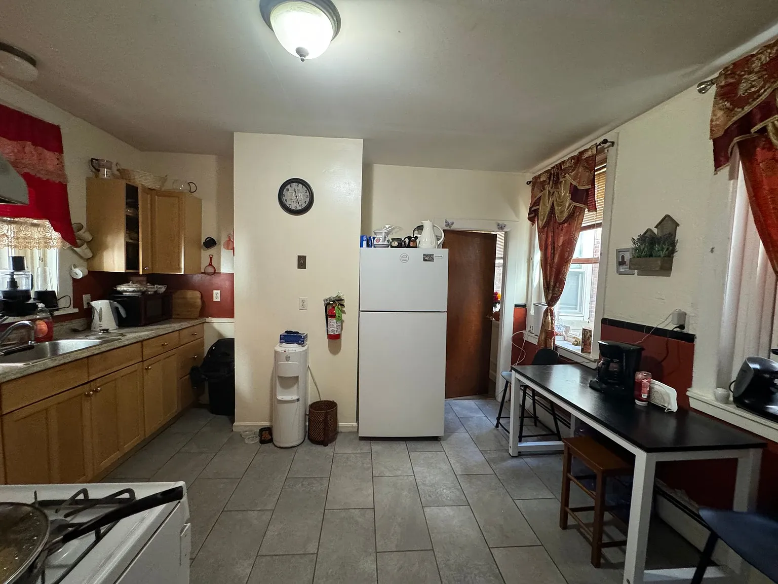 3 bed, 900 sqft, $3,000 — Photo 2