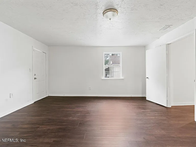 1052 E 10th St — Photo 12