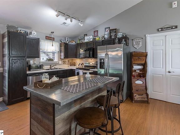 5th image of 419 Lily Pond Ln
