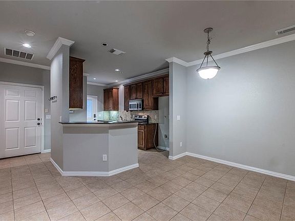 5th image of 682 S Charles St