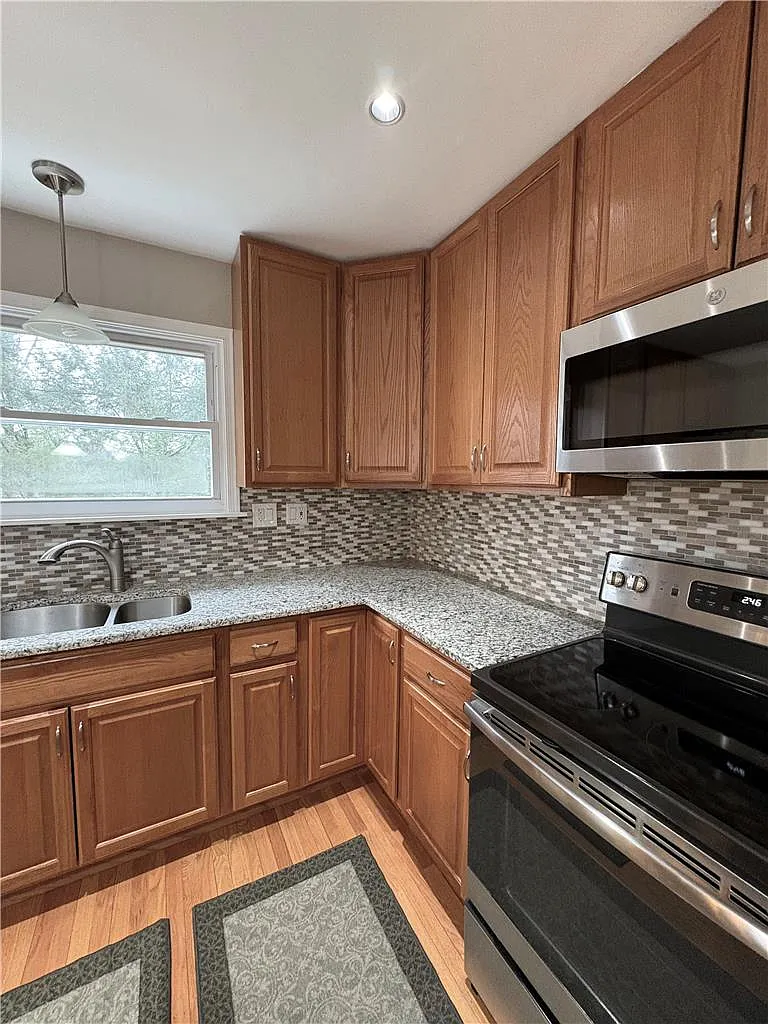 4 bed, 3.5 bath, 1948 sqft, $3,200 — Photo 4