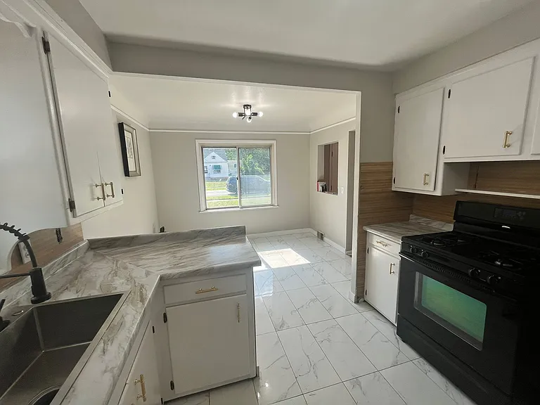 5203 Henry St — Photo 4