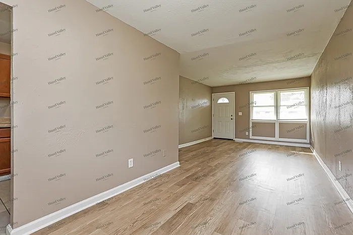 3 bed, 1.0 bath, 918 sqft, $1,495 — Photo 4