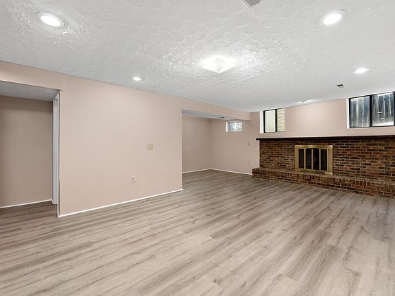 4th image of 6184 Strawberry Ln