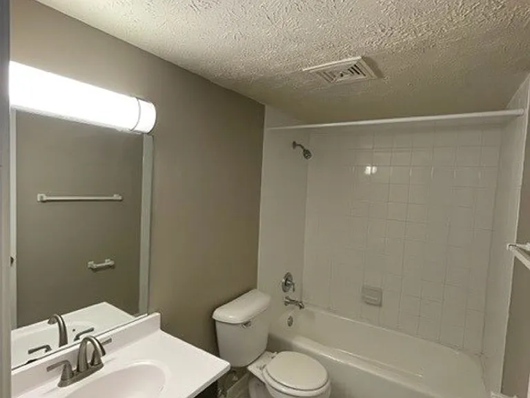 Bristol Square Apartments — Photo 67