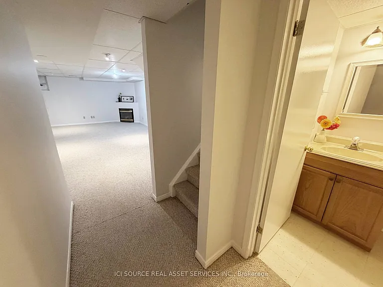 7176 Harding Cres — Photo 20