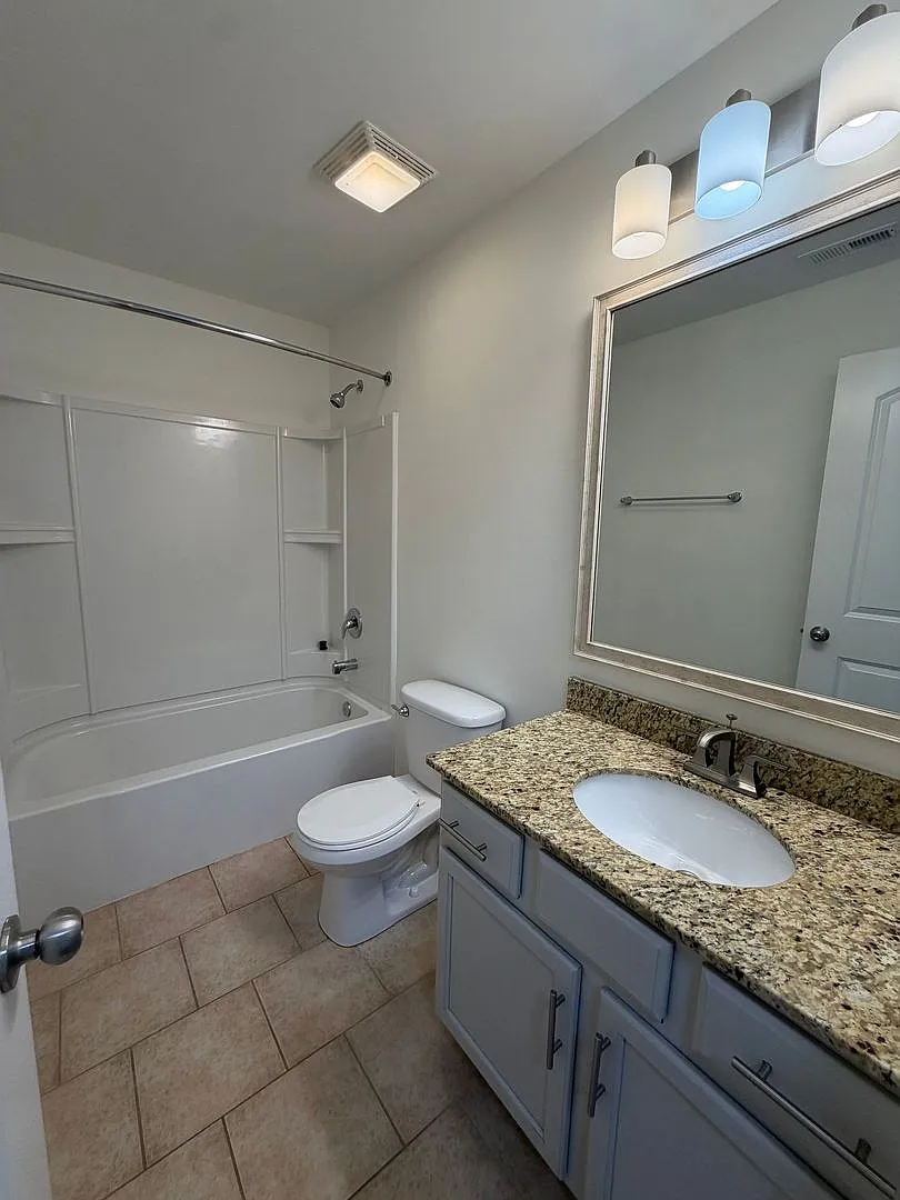 Spacious 3 Bedroom Home with Loft, Screened Deck & Fenced Yard — Photo 3