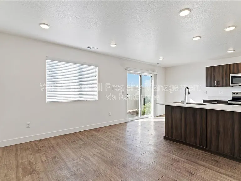 1177 W Shady Brook Ln #4 — Photo 3