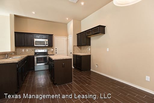 3rd image of 3731 Vista Cove Dr