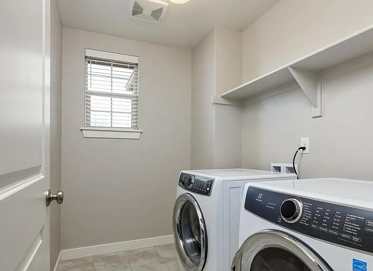 2256 Lombardy St — Photo 23
