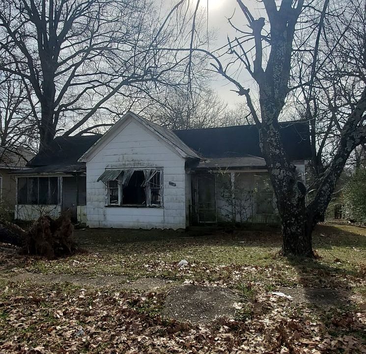 2nd image of 844 Hart St