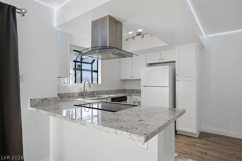 2 bed, 2.0 bath, 908 sqft, $1,400 — Photo 2