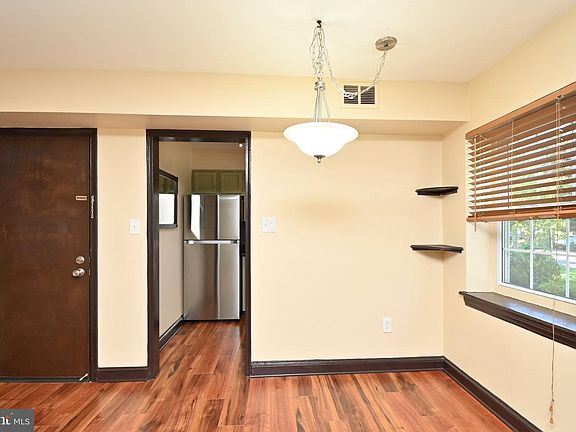 4th image of 2105 N Taft St APT 3