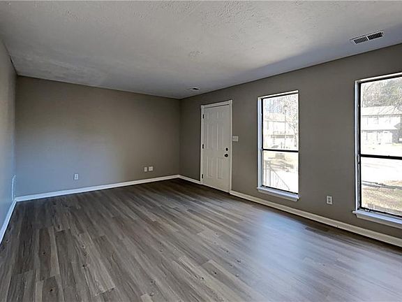 4th image of 135 Woodberry Ct