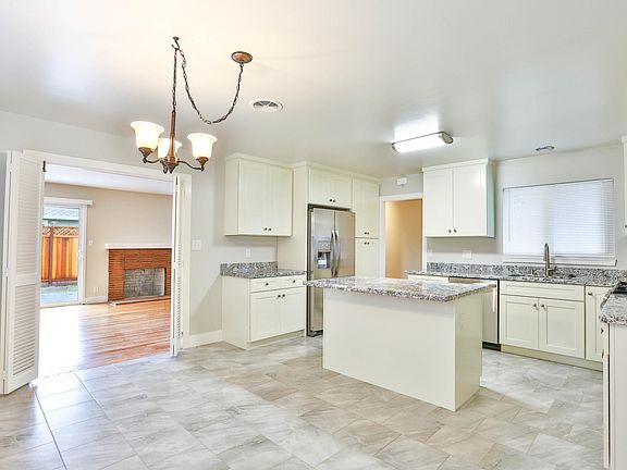 4th image of 1627 Ensenada Dr