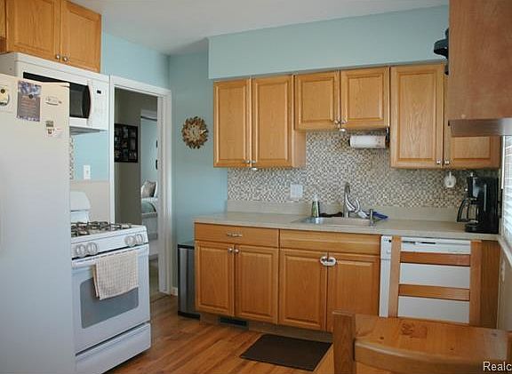3rd image of 2459 Kalama Ave