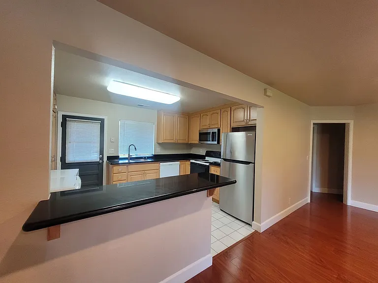 1908 Hackett Ave — Photo 10