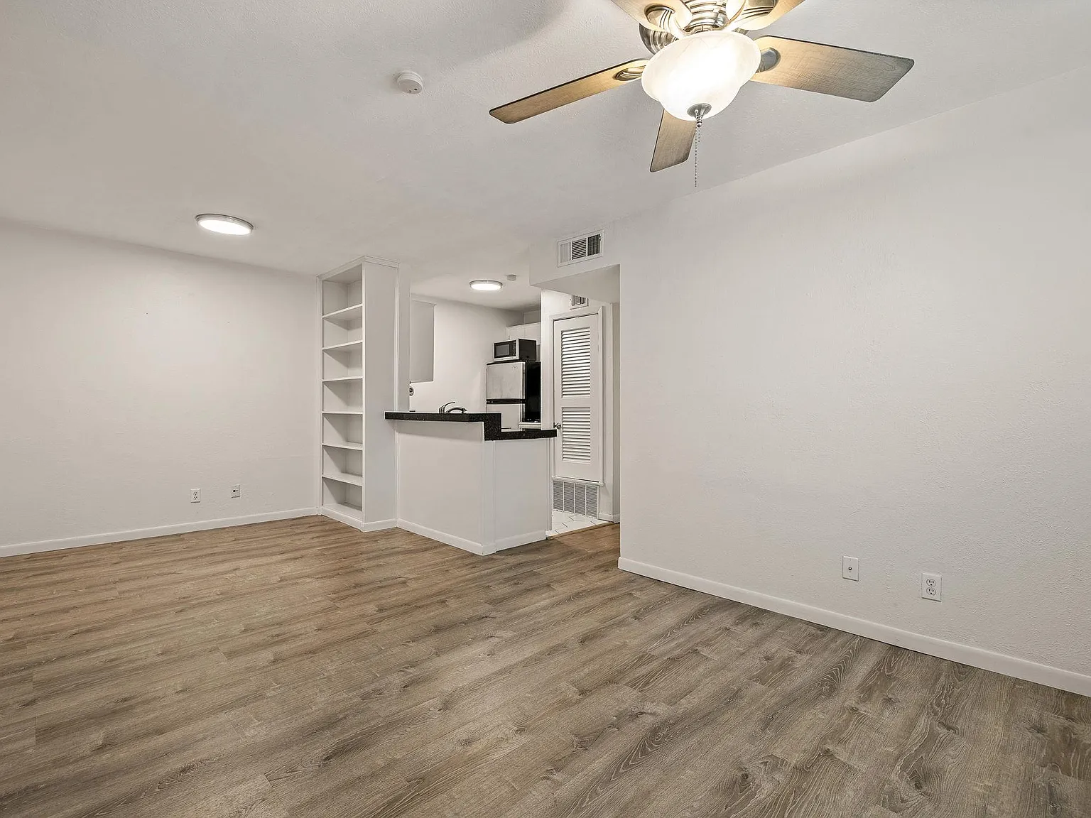 2 bed, 1.0 bath, 750 sqft, $1,295 — Photo 2