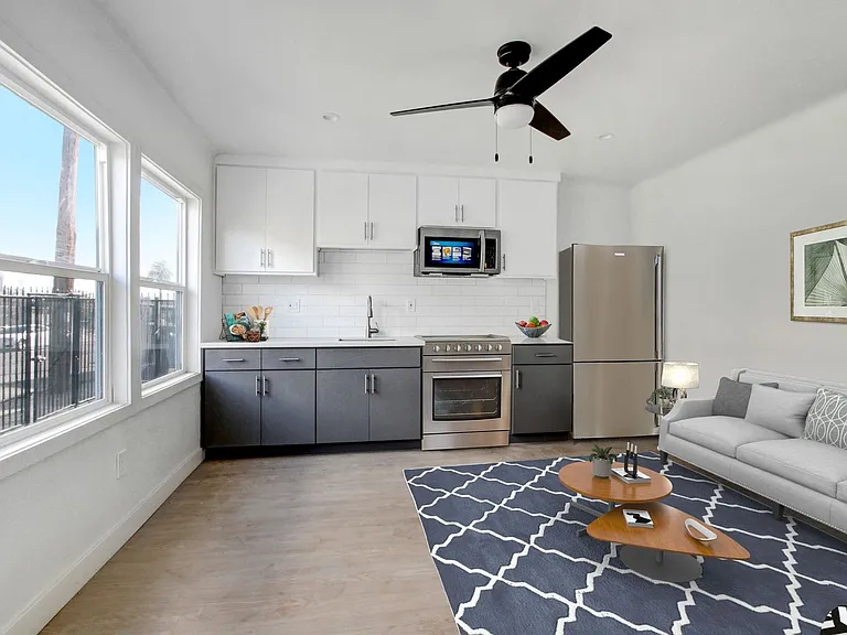 163 S Burlington Ave — Photo 5