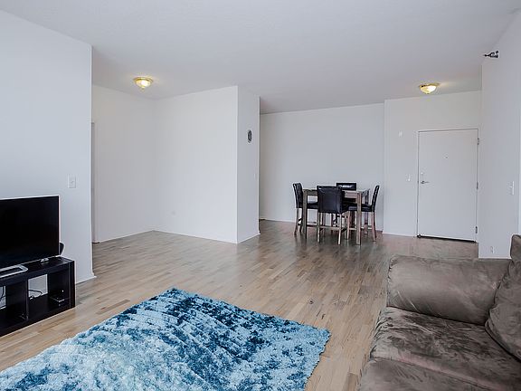 3rd image of 1134 W Granville Ave APT 711