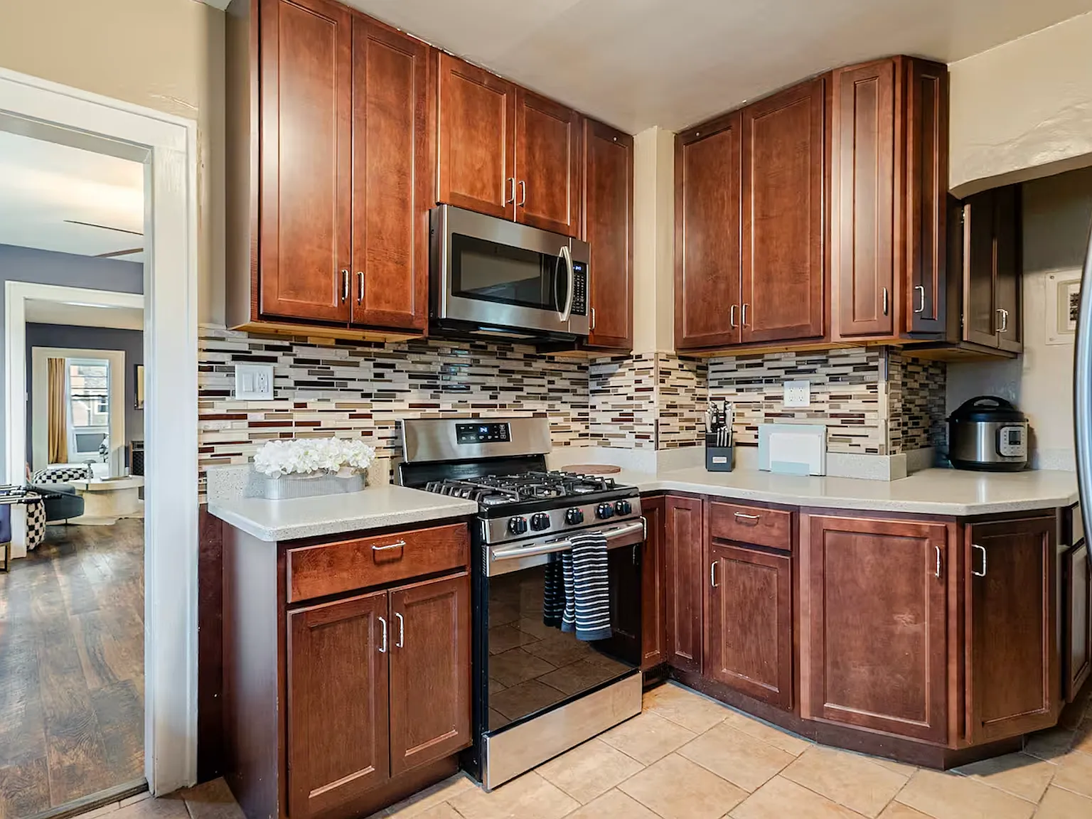 3 bed, 1250 sqft, $2,500 — Photo 4