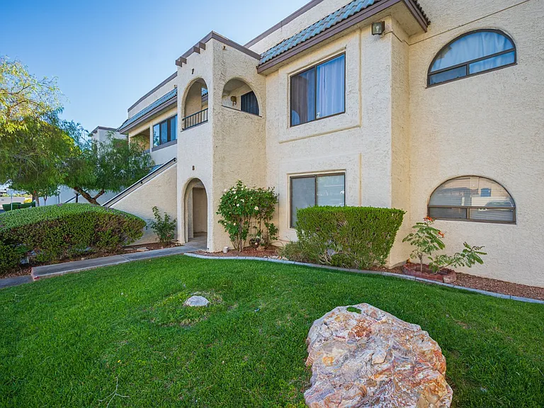 1406 Santa Margarita St #B — Photo 3