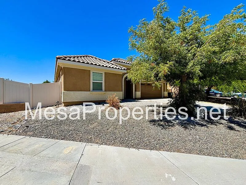 3 bed, 2.5 bath, 2450 sqft, $2,400 — Photo 4