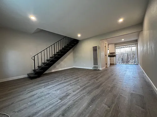 429 W Elk Ave #B Photo 1
