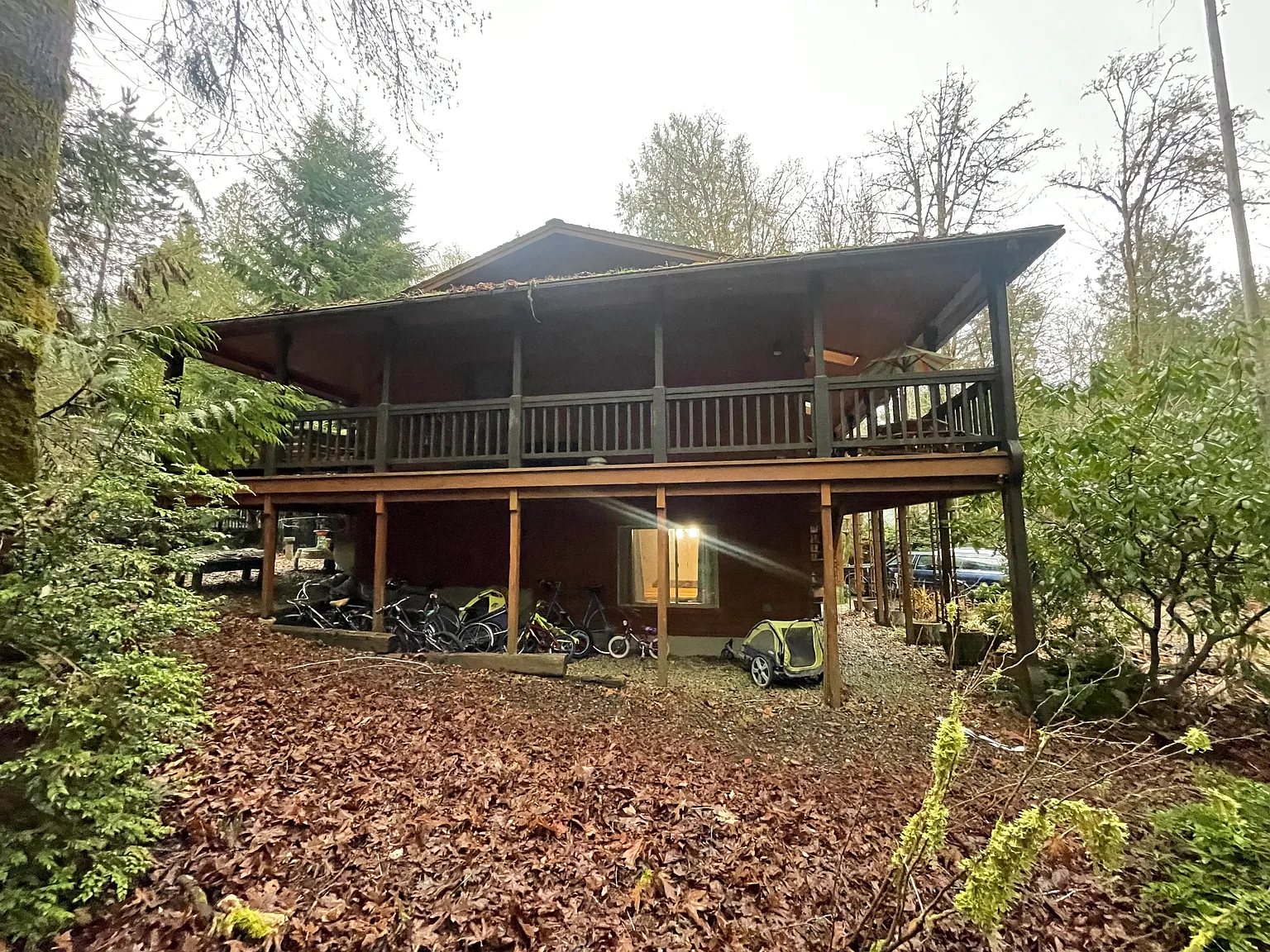 425 E Pointes Dr E — Photo 2