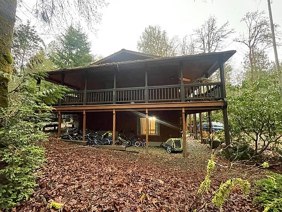 2nd image of 425 E Pointes Dr E