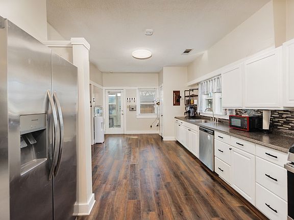 3rd image of 517 W Lamar St