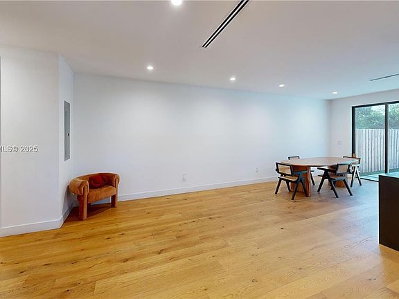 4th image of 353 NW 50th St #353