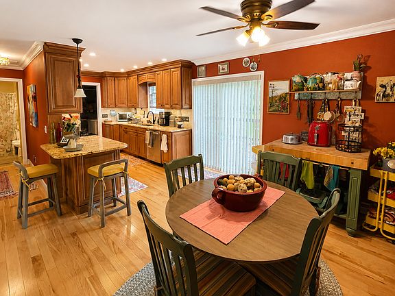 Eat-In Kitchen