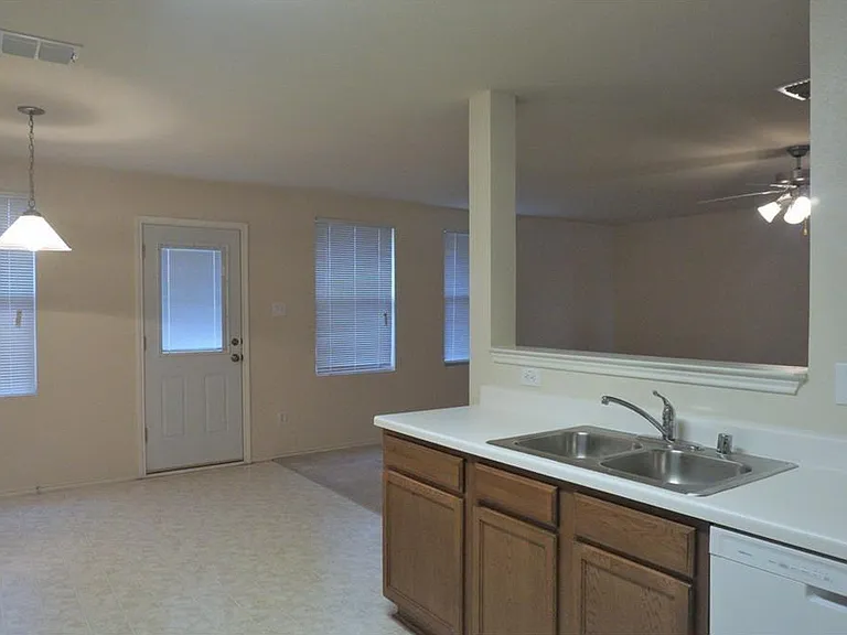2814 Lake Vista Dr — Photo 10