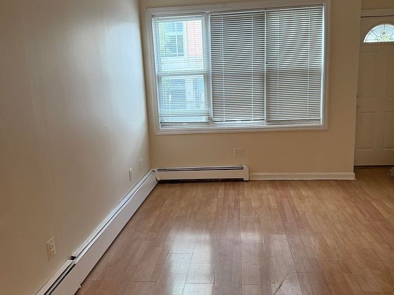 5th image of 783 Montgomery St #1