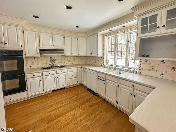 4th image of 112 Oxford Pl