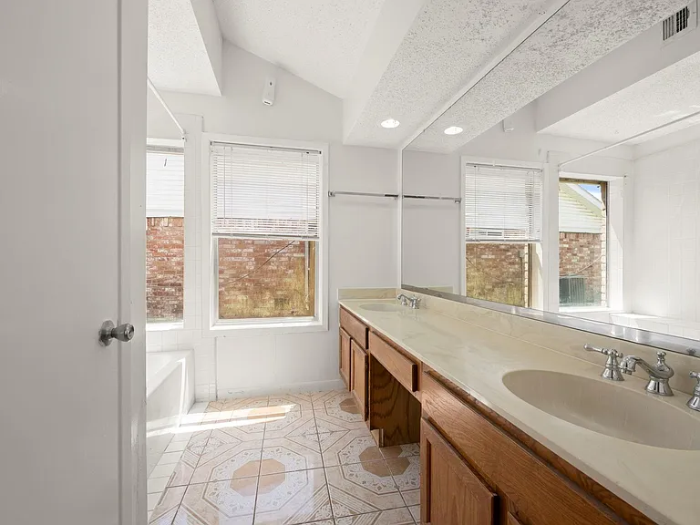 7415 Creekfield Dr — Photo 24