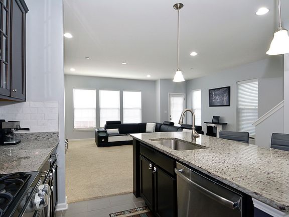5th image of 40 N Lincoln Ln