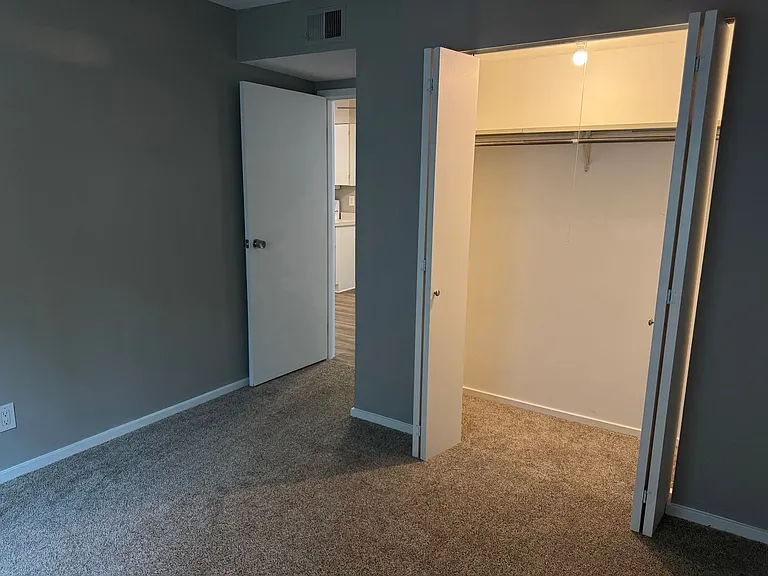 Goodhue Apartments — Photo 11