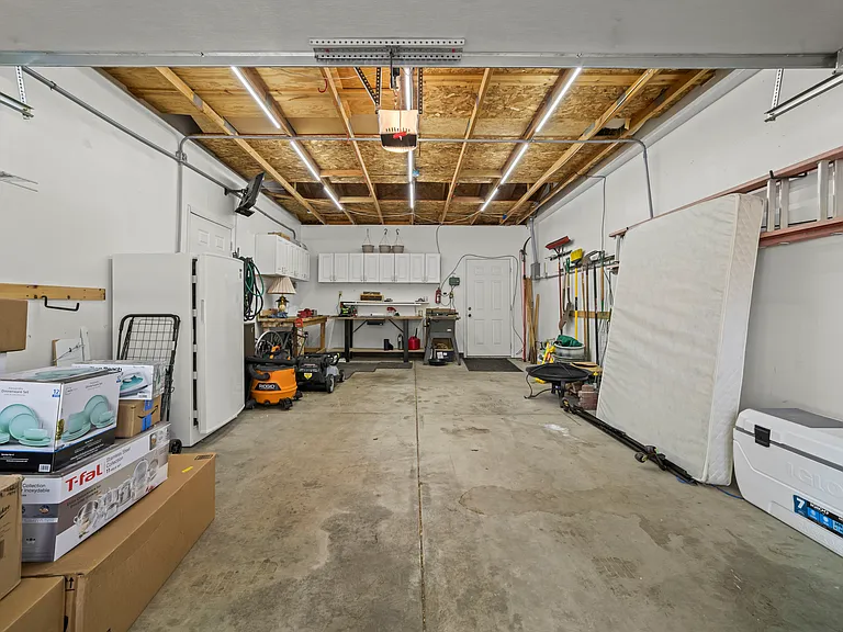 Garage (1.5 car)