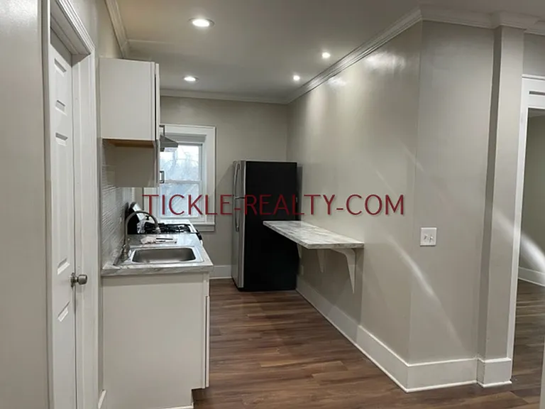 Upper Monroe - All Utilities Included — Photo 14