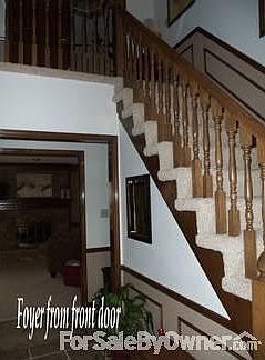 foyer : woodwork and mouldings in great shape!