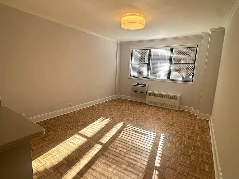 442 W 57th St #1A — Photo 8