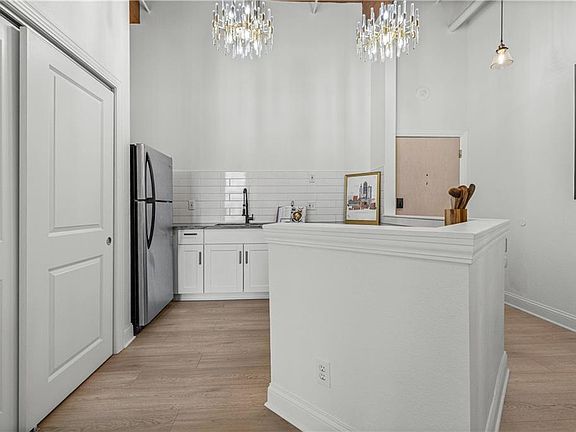 5th image of 308 W 8th St APT 304