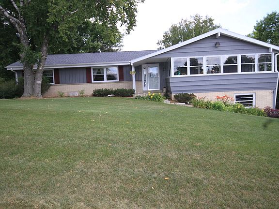 2nd image of 1460 Knoll Ter